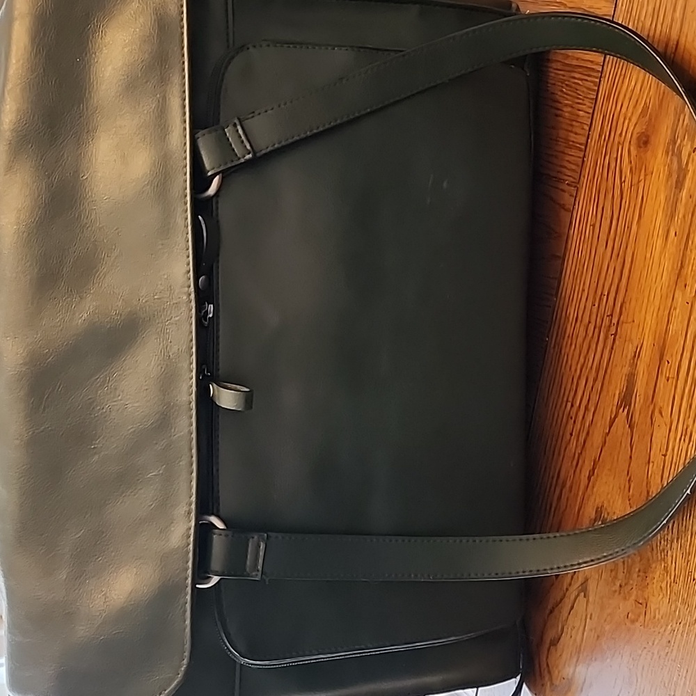 Bueno women deep forest green bag. green